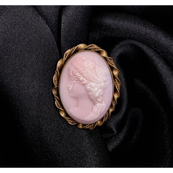 Antique Cameo Brooch Pin Pink & Gold-Tone Oval Design Elegant - Picture 1 of 5